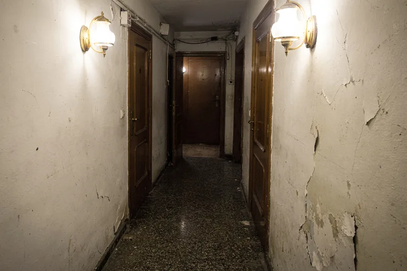 Pasillo antes de reforma en San Vicente