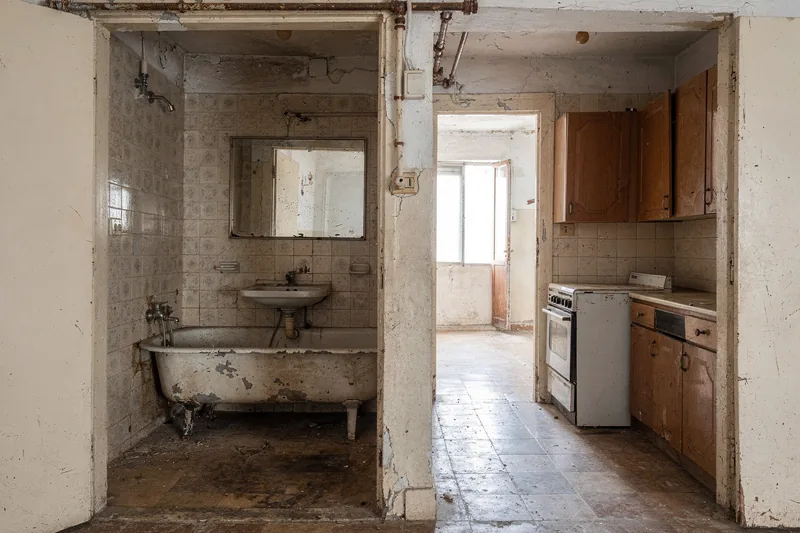 Baño y cocina antes de reforma en Retuerto