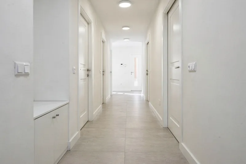 Pasillo y entrada renovados en San Vicente, Barakaldo