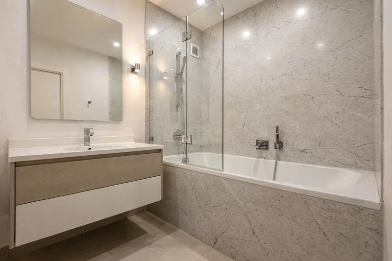 Baño con bañera nueva reformado en Barakaldo