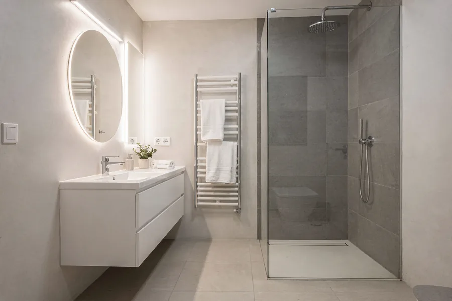 Baño moderno reformado por Rontegi Reformas en Barakaldo